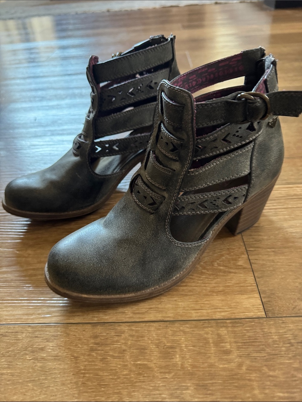 Roxy charcoal grey boots with cut out design size 8